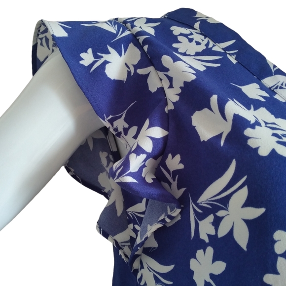 Floral Print Halogen Blue and White V - Neck Pleat Detail Shift Dress in… - Picture 4 of 4